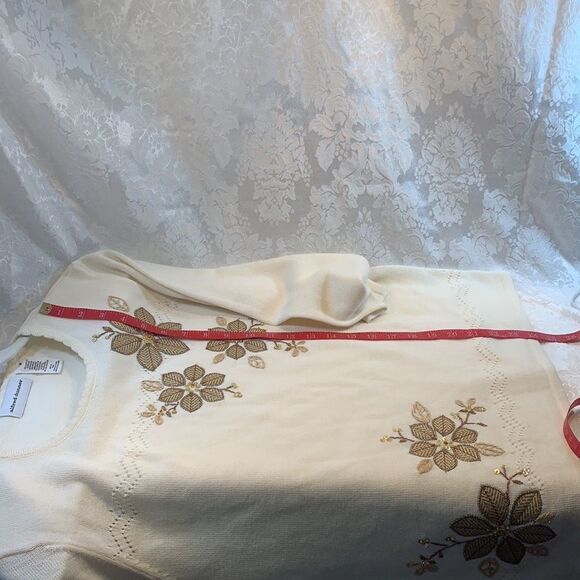 Alfred Dunner Sweater Medium Beige Flower Sequins Beads Accents Woman’s Used - Picture 10 of 10